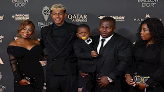 11 صورة ترصد إطلالات لاعبي الكرة و زوجاتهم في حفل الكرة الذهبية