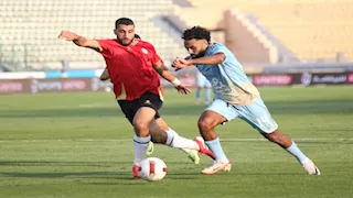 لقطة مميزة من حسين الشحات تجاه أحد المصورين في مباراة الحرس