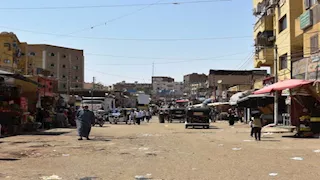 لإعادة الانضباط.. رفع 400 حالة إشغال من سوق أسوان السياحي (صور)