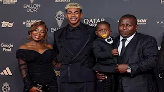  "طائرات خاصة وصور حصرية".. 3 امتيازات لأسرة لامين يامال في برشلونة