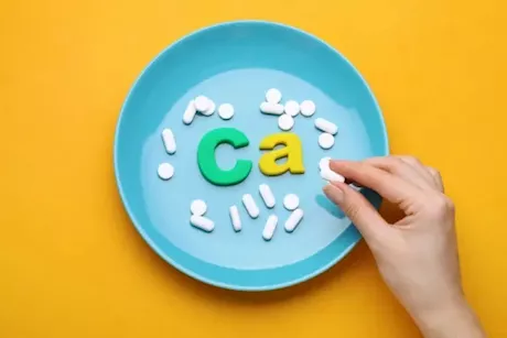 5 فئات ممنوعة من الإفراط في تناول المكملات الغنية بالكالسيوم