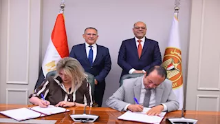 وزير العمل يوقع بروتوكول لتأهيل قائدي المركبات مع الغرف السياحية