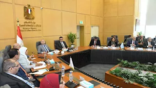 وزير الإسكان يستعرض مع محافظ القاهرة الموقف التنفيذي لعدد من المشروعات