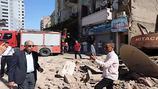 محافظ المنيا يتفقد موقع انهيار منزل على حفار وسيارة ملاكي 