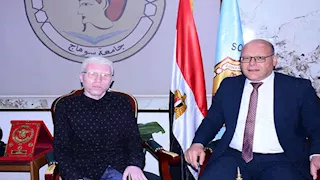 نهاية سعيدة قصة للشاب المصاب بألبينو.. "يوسف" يستلم مهام عمله معيدًا في جامعة سوهاج