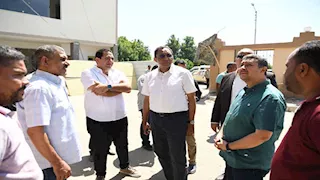 محافظ قنا يتابع أعمال مجمع مواقف نجع حمادي ويوجه بسرعة التنفيذ