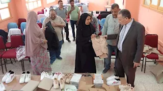بالصور ـ وكيل تعليم أسيوط يشيد بمبادرتي "إطعام الطعام" و"كسوة طالب"
