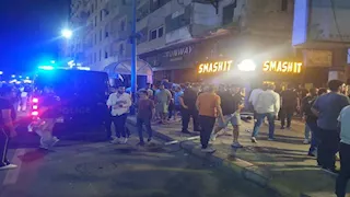 الكاميرا رصدت الحادث.. سيارة تندفع كالقذيفة وتحطم واجهات وممتلكات عامة بالإسكندرية 