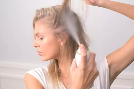 ماذا يحدث لشعرِك عند الإفراط في استخدام الشامبو الجاف؟