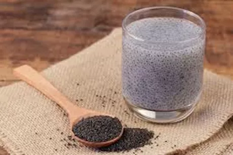 الماء والحليب- أيهما أفضل لنقع بذور الشيا؟