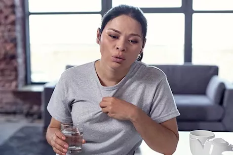 خبيرة تغذية تبرئ القهوة من مشكلة شائعة بين النساء