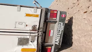 "العربية اطبقت".. انقلاب سيارة نقل من أعلى الطريق الإقليمي بالمنوفية (صور)