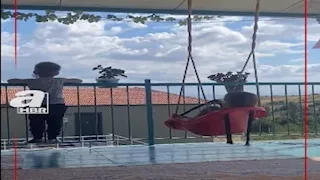 "بلغ سلامي".. شاهد طفل يبعث رسالة إلى الكعبة عبر طائرة في السماء