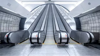 شاهد أغرب حادث للسلالم المتحركة.. والسبب صادم