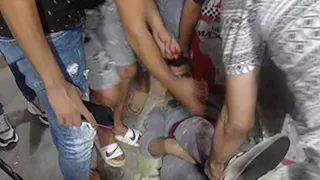 "السقف وقع عليهم".. 15 صورة ترصد انهيار عقار أثناء الترميم بالإسكندرية 