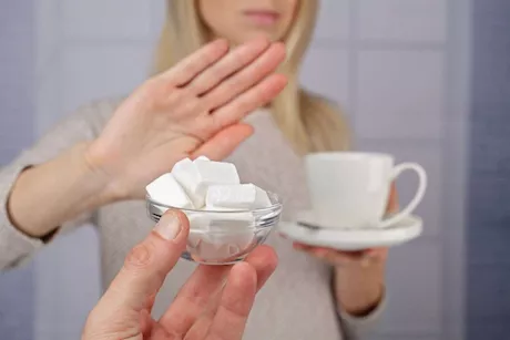 طبيبة تحذر من تناول السكريات لمرضى عرق النسا