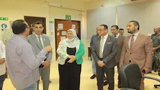بالصور- مدير البنك القومي للمعامل يتفقد وحدات بحثية بجامعة أسيوط