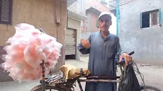 25 سنة على العجلة.. قصة كفاح بائع غزل البنات "جابر عمر" بالمنوفية (صور)