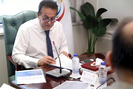 وزير الصحة يبحث خطط تطوير منظومة الرعايات والطوارئ