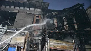 محافظ بورسعيد يوجه بتوفير الرعاية الطبية لمصابي حريق الحميدي وتعويض المتضررين -صور