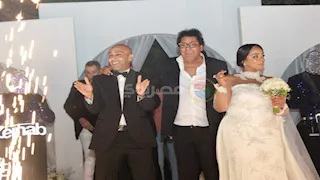 محمد منير يتوسط العروسين.. 17 صورة من حفل زفاف ابنة شقيقته