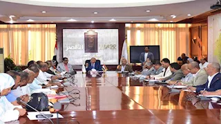 محافظ الأقصر يناقش ملفات التقنين والتصالح والمتغيرات المكانية بالمراكز والمدن