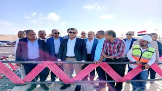 وزير الإسكان يتفقد مشروع إنشاء محطة لتحلية مياه البحر بالعلمين الجديدة