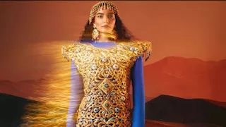 بملايين.. 10 صور لـ أغلى فستان مصنوع من الذهب في العالم- تحفة فنية 