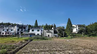 أغرب وسيلة تنقل.. قطار يمر وسط ناطحة سحاب في الصين