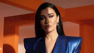 "فستان جريء وغريب".. نادين الراسي تخطف الأنظار بإطلالة غير تقليدية