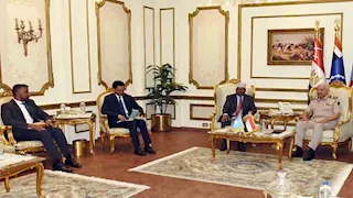 وزير الدفاع يلتقي نظيره الصومالي لتعزيز التعاون العسكري