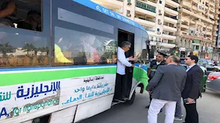 محافظ الدقهلية يستقل سيارة سيرفيس لمتابعة حركة الركاب (صور)