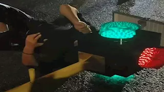  حادث غريب.. صيني يعلق رأسه داخل إشارة مرور بعد تصادم دراجته النارية | صور 	