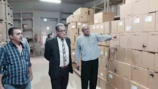 محافظ بني سويف يتابع توزيع التابلت على طلاب أولى ثانوي (صور)