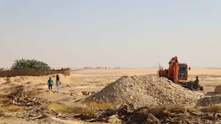 بالصور- إطلاق مشروع تثبيت الكثبان الرملية على طريق "الخارجة- أسيوط" بالوادي الجديد