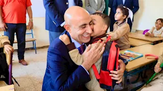 صورة.. طالب يعانق وزير التعليم في مدرسة بالمنيا 