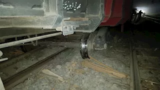   بدء رفع آثار حادث قطار البضائع في بني سويف- صور وفيديو