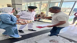 ضابط شرطة يوزع حلوى المولد على المواطنين في بورسعيد -صور