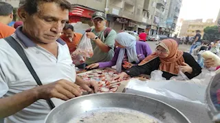 الكيلو بـ100 جنيه.. الشعبي يكسب في أسواق حلوى المولد بالبحيرة - صور