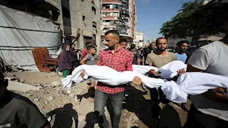 آلاف الفلسطينيين نزحوا من مدينة غزة واحتجاجات أمام مقر نتنياهو