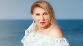 نادية الجندي بفستان قصير.. ما سر ارتدائها اللون الأسود؟