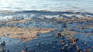 تسرب نفطي برأس غارب يمتد 1.5 كيلومتر بعد كسر في خط زيت قديم