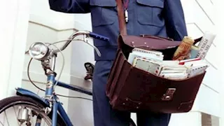 بطريقة عجيبة.. ساعي بريد ينقذ امرأة كتبت استغاثتها بدمها