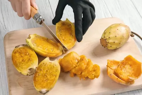 طبيب: يوضح فوائد تناول التين الشوكي للعظام