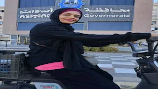 سكوتر رحمة.. قصة أم أسوانية تكافح من أجل طفلها
