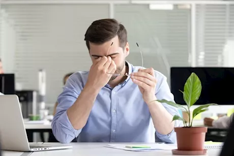 5 أخطاء يومية تدمر بصرك- دليل شامل لحماية عينيك