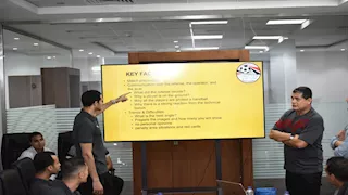 كواليس إجتماع أوسكار رويز مع حكام تقنية الـ VAR 