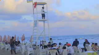 "المصيف يُلملم أوراقه".. تباين حالة البحر على شواطئ الإسكندرية (صور)