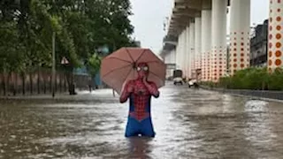 "البطل الخارق".. "سبايدر مان الغلابة" يتحدى الفيضانات في الهند (فيديو)