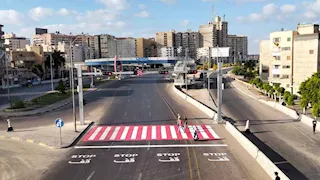 تفاديًا للحوادث.. تشغيل إشارة مرور جديدة وتخفيض السرعة بمحور المحمودية (صور)